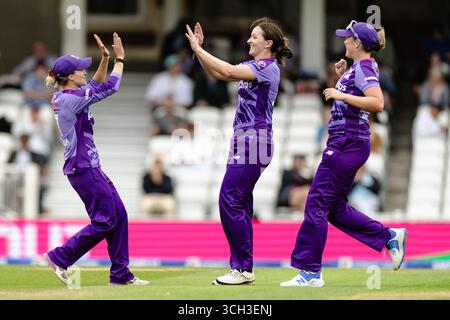 Londra, Regno Unito. 30 agosto 2025. Londra, Inghilterra, 30 agosto 2025: Lucy Higham, Kate Cross e Hollie Armitage dei Northern Superchargers celebrano durante la partita dei cento Eliminatori tra London Spirit e Northern Superchargers al Kia Oval di Londra, Inghilterra (Unnati Naidu/SPP) Credit: SPP Sport Press Photo. /Alamy Live News Foto Stock