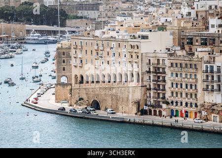 La Valletta, Malta - 10 aprile 2025: Condomini costieri e lungomare ad arco lungo il Grand Harbour Foto Stock