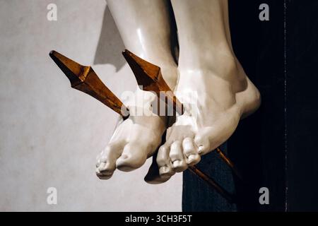 La Valletta, Malta - 10 aprile 2025: Dettagli ravvicinati della scultura barocca della Crocifissione nella concattedrale di San Giovanni Foto Stock