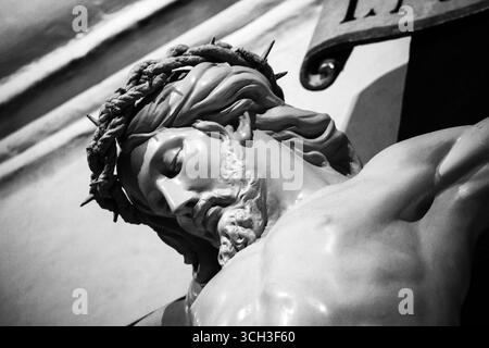 La Valletta, Malta - 10 aprile 2025: Dettagli ravvicinati della scultura barocca della Crocifissione nella concattedrale di San Giovanni Foto Stock