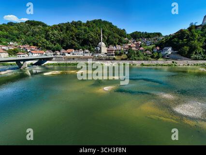 Maglaj, Bosnia - agosto 2025: Vista aerea estiva della moschea di Kuršumlija e del bellissimo fiume Bosna. Foto Stock