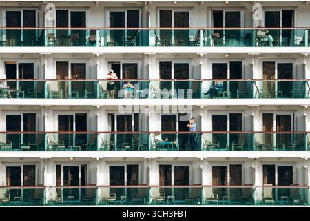La Valletta, Malta - 10 aprile 2025: Persone che si rilassano sui balconi di una nave da crociera ormeggiata nel porto di la Valletta Foto Stock