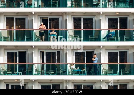 La Valletta, Malta - 10 aprile 2025: Persone che si rilassano sui balconi di una nave da crociera ormeggiata nel porto di la Valletta Foto Stock