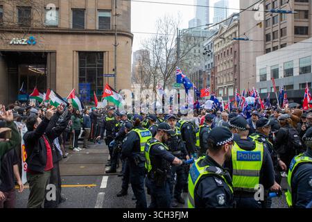 Marzo per l'Australia (evento organizzato neonazista) e la contro-protesta pro-palestinese / anti-genocidio. Foto Stock