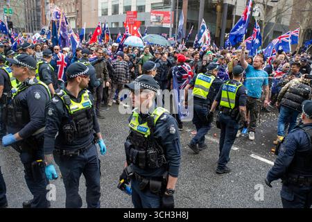 Marzo per l'Australia (evento organizzato neonazista) e la contro-protesta pro-palestinese / anti-genocidio. Foto Stock