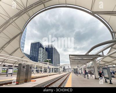 Denver, Colorado, Stati Uniti - 2 giugno 2025: Vista grandangolare del baldacchino dal design moderno sulle piattaforme della Denver Union Station Foto Stock