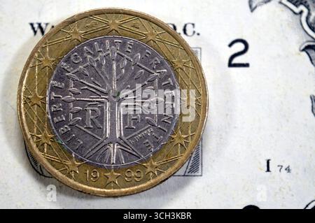 Lato dritto della moneta francese 1 EUR 1 Euro 1999 presenta un albero stilizzato che simboleggia la vita, la continuità e la crescita, all'interno di un esagono, circondato dalla F Foto Stock