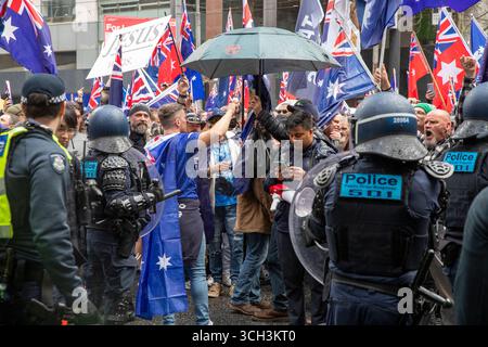 Marzo per l'Australia (evento organizzato neonazista) e la contro-protesta pro-palestinese / anti-genocidio. Foto Stock