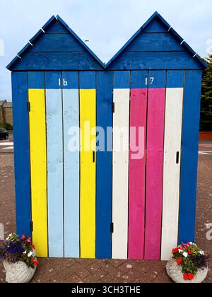 Colorate cabine decorative a righe sulla rotonda di Andsell a Lytham St Anne's, Lancashire Foto Stock