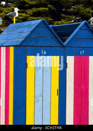 Colorate cabine decorative a righe sulla rotonda di Andsell a Lytham St Anne's, Lancashire Foto Stock