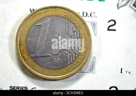 Il rovescio della moneta francese da 1 euro 1999 presenta una mappa, accanto al valore nominale, che raffigura la raccolta dei quindici stati dell'ONU europea Foto Stock