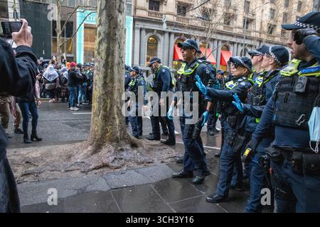 Marzo per l'Australia (evento organizzato neonazista) e la contro-protesta pro-palestinese / anti-genocidio. Foto Stock