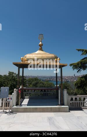 Turchia - Istanbul - Padiglione Iftar - baldacchino dorato su una terrazza in marmo, quattro colonne sottili che incorniciano la vista del Bosforo Foto Stock