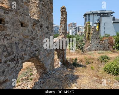 Le antiche rovine romane di Naula vicino ad Alanya, Antalya, Turchia, e mostrano hotel moderni sullo sfondo Foto Stock