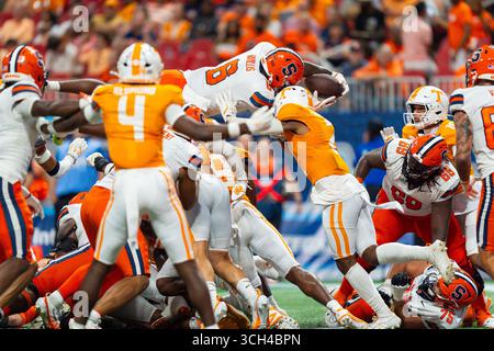 30 agosto 2025: Yasin Willis n. 6 dei Syracuse Orange raggiunge la palla attraverso la end zone per un touchdown durante la partita di football NCAA tra i volontari della University of Tennessee e la Syracuse University Orange al Mercedes-Benz Stadium di Atlanta, GA Tim Gangloff/CSM Foto Stock