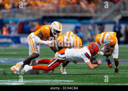 30 agosto 2025: Steve Angeli #9 dei Syracuse Orange viene affrontato da una serie di Tennessee Volunteers durante la partita di football NCAA tra la University of Tennessee Volunteers e la Syracuse University Orange al Mercedes-Benz Stadium di Atlanta, GA Tim Gangloff/CSM Foto Stock
