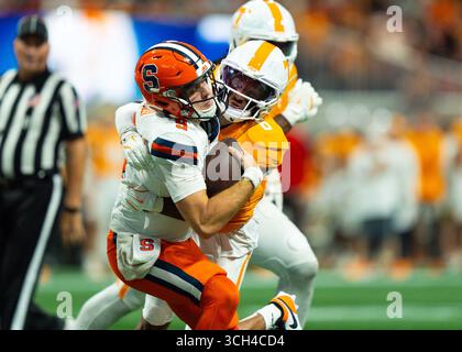 30 agosto 2025: Jalen McMurray n. 6 dei Tennessee Volunteers tackle Steve Angeli n. 9 dei Syracuse Orange per una sconfitta durante la partita di football NCAA tra i volontari dell'Università del Tennessee e la Syracuse University Orange al Mercedes-Benz Stadium di Atlanta, GA Tim Gangloff/CSM Foto Stock