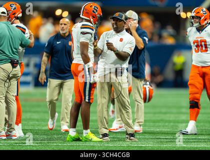 30 agosto 2025: Allenatore Fran Brown dei Syracuse Orange durante la partita di football NCAA tra i volontari dell'Università del Tennessee e la Syracuse University Orange al Mercedes-Benz Stadium di Atlanta, GA Tim Gangloff/CSM Foto Stock