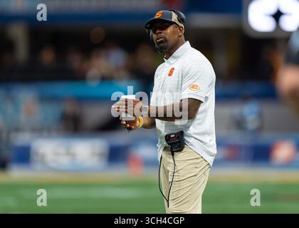30 agosto 2025: Allenatore Fran Brown dei Syracuse Orange durante la partita di football NCAA tra i volontari dell'Università del Tennessee e la Syracuse University Orange al Mercedes-Benz Stadium di Atlanta, GA Tim Gangloff/CSM Foto Stock