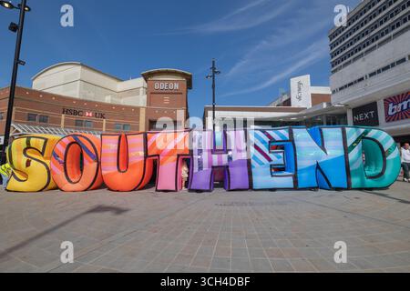 Southend on Sea, Regno Unito. 31 agosto 2025. Grande installazione di lettere "SOUTHEND" 3D a Southend-on-Sea, Essex, Regno Unito. Ogni lettera è dipinta in modo unico, promuovendo l'orgoglio civico e il marchio urbano. Gli edifici commerciali visibili includono HSBC UK, ODEON, Next e TUI. Il terzo giorno di City Jam. Molti artisti stanno ancora lavorando sui loro murales. il 2025 è il quarto anno in cui si è svolto l'evento. Penelope Barritt/Alamy Live News Foto Stock