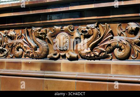 Rilievo di due wyvern in terracotta sulla parete esterna del Midland Hotel, St. Peter's Square, Manchester. Foto Stock