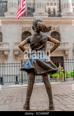 New York City, USA – luglio 2024: Statua della Fearless Girl di Kristen Visbal di fronte alla Borsa di New York nel quartiere finanziario di Manhattan. Foto Stock