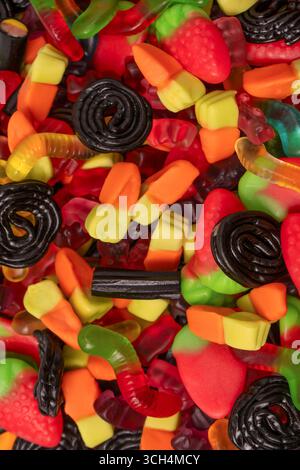 Caramelle gelate colorate assortite. Vista dall'alto. Dolci alla gelatina. Foto Stock