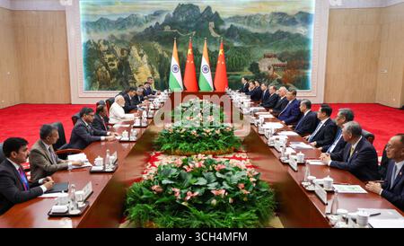 Tianjin, Cina. 31 agosto 2025. Il primo ministro indiano Narendra modi, a sinistra, e la delegazione durante un incontro bilaterale allargato con il presidente cinese Xi Jinping, a destra, a margine del vertice dell'Organizzazione di cooperazione di Shanghai, 31 agosto 2025, a Tianjin, in Cina. Credito: PIB/Ufficio informazioni stampa/Alamy Live News Foto Stock