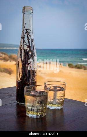 Hierbas Ibicencas, viziatevi con bevande rinfrescanti presso le splendide delizie in bottiglia dell'oceano vi attendono Foto Stock