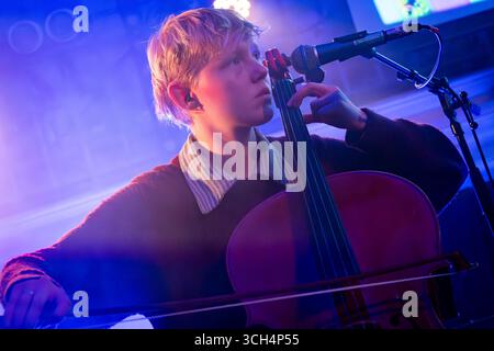 Edimburgo, Scozia. Dom 31 agosto 2025. Gruppo rock inglese The Orchestra (per ora) sul palco di Summerhall come parte del 2025 Edinburgh Psych Fest. L'Orchestra (per ora) - a volte abbreviata come TO (FN) - si è formata all'inizio del 2023 e sono il cantante/tastierista Joe Scarisbrick, i chitarristi Neil Thomson e Bill Bickerstaff, il violinista Lingling Bao-Smith, il bassista Isobel Nisbett, il violoncellista Erin Snape e il batterista Charlie Hancock. Hanno vinto il concorso Green Man Rising del 2024 al Green Man Festival prima di pubblicare il loro singolo di debutto "Wake Robin" nel novembre 2024. Foto Stock