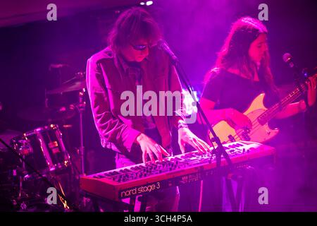 Edimburgo, Scozia. Dom 31 agosto 2025. Gruppo rock inglese The Orchestra (per ora) sul palco di Summerhall come parte del 2025 Edinburgh Psych Fest. L'Orchestra (per ora) - a volte abbreviata come TO (FN) - si è formata all'inizio del 2023 e sono il cantante/tastierista Joe Scarisbrick, i chitarristi Neil Thomson e Bill Bickerstaff, il violinista Lingling Bao-Smith, il bassista Isobel Nisbett, il violoncellista Erin Snape e il batterista Charlie Hancock. Hanno vinto il concorso Green Man Rising del 2024 al Green Man Festival prima di pubblicare il loro singolo di debutto "Wake Robin" nel novembre 2024. Foto Stock