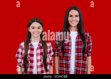 Ritratto della famiglia delle ragazze. Madre e figlia che posano in studio. Felicità con mamma. Ritratto di madre e figlia su sfondo isolato dello studio. FEM Foto Stock
