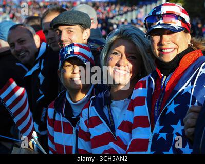 26 settembre 2014; Gleneagles, Perthshire, SCT; i tifosi americani fiancheggiano il primo fairway durante i fourballs mattutini per la Ryder Cup 2014 presso il Gleneagles Hotel-PGA Centenary Course. Foto Stock