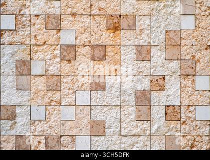 Motivo piastrellato di diverse sfumature di marmo rosso veronese, ruvido e lucido. Verona, Italia Foto Stock