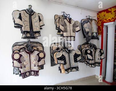 Dambulla, Sri Lanka 10 febbraio 2023. Negozio-laboratorio di abiti e gioielli tradizionali per matrimoni in Sri lanka. gioielleria gemme. Foto Stock