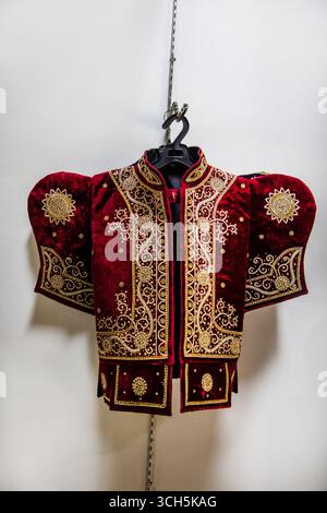 Dambulla, Sri Lanka 10 febbraio 2023. Negozio-laboratorio di abiti e gioielli tradizionali per matrimoni in Sri lanka. gioielleria gemme. Foto Stock