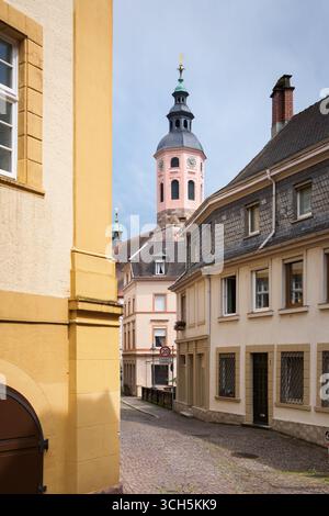 L'Altstadt / città vecchia, Baden-Baden, Germania, strada che incornicia la Stiftskirche / Chiesa Collegiata. Foto Stock