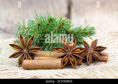 bastoncini di cannella e spezie di anice stellato - decorazione natalizia Foto Stock