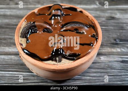 Cairo, Egitto, 15 agosto 2025: Crema Oreo con torta, ricoperta con pasta di cioccolato e stratificata con torta, un cibo morbido preparato con strati di cremosità Foto Stock