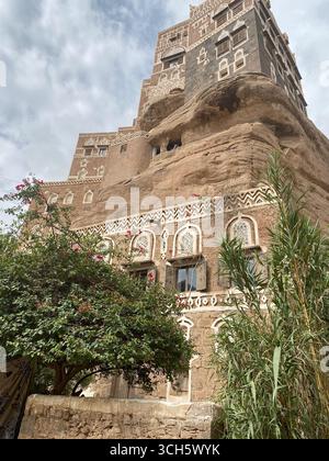 Esplora il fascino senza tempo della vecchia Sanaa, dove l'architettura antica e la ricca cultura convergono in ogni vicolo stretto e vivace suk Foto Stock