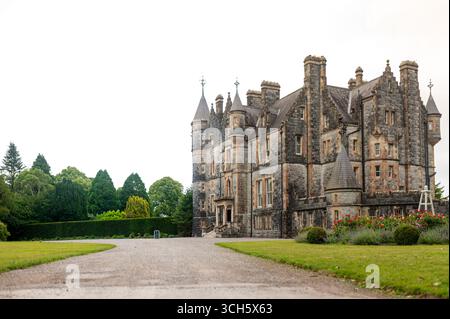 Storico castello di pietra con torri e giardini in Irlanda Foto Stock