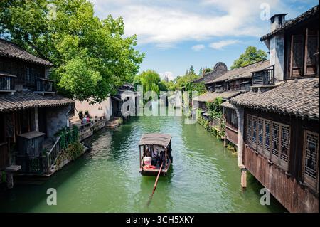 Wuzhen è una storica città panoramica, parte di Tongxiang, situata nel nord della provincia di Zhejiang, in Cina. Foto Stock
