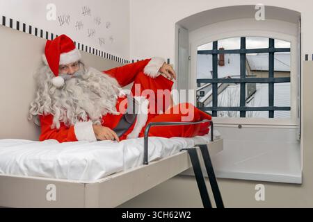 Babbo Natale sta riposando su una cuccetta in una prigione Foto Stock