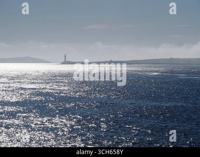 Hoy Sound e il faro di Graemsay da Stromness, Orcadi Foto Stock