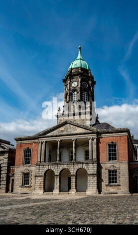 La Bedford Tower al Castello di Dublino, in Irlanda, con la sua caratteristica cupola verde e orologio, un punto di riferimento storico nel cortile di Upper Yard. Foto Stock