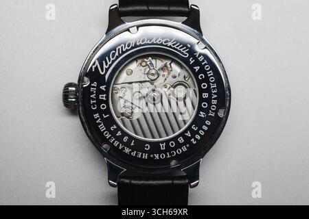 Kazan, Russia - 29 luglio 2022: Vostok K-43 retro 2415 550872. Faccia posteriore trasparente. Menas testo russo: Fabbrica di orologi Chistopol dal 1942, automatico Foto Stock