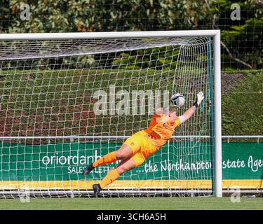 Northampton, Regno Unito. 31 agosto 2025. Il tiro di Grace Gregory di Boldmere St Michaels batte Katie MCLEAN di Northampton Town Women, che porta all'unico gol nella Women National League Northampton Town Women contro Boldmere St Michaels Women Credit: Clive Stapleton/Alamy Live News Foto Stock