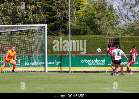 Northampton, Regno Unito. 31 agosto 2025. Grace Gregory di Boldmere St Michaels tira e segna l'unico gol nella partita Women National League Northampton Town Women contro Boldmere St Michaels Women Credit: Clive Stapleton/Alamy Live News Foto Stock