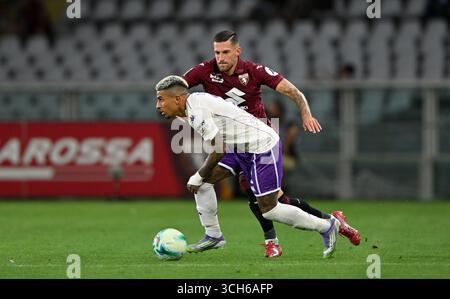 Torino, Italia. 31 agosto 2025. Dodo dell'ACF Fiorentina evade la sfida di Cristiano Biraghi del Torino FC durante la partita di serie A tra il Torino FC e l'ACF Fiorentina allo Stadio Olimpico di Torino il 31 agosto 2025 a Torino. ( Crediti: Chris ricco/Alamy Live News Foto Stock