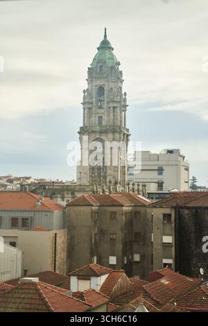 Porto, Portogallo - 12.25.2022: Uno storico Campanile che si affaccia magnificamente sullo splendido paesaggio urbano con tetti rossi Foto Stock